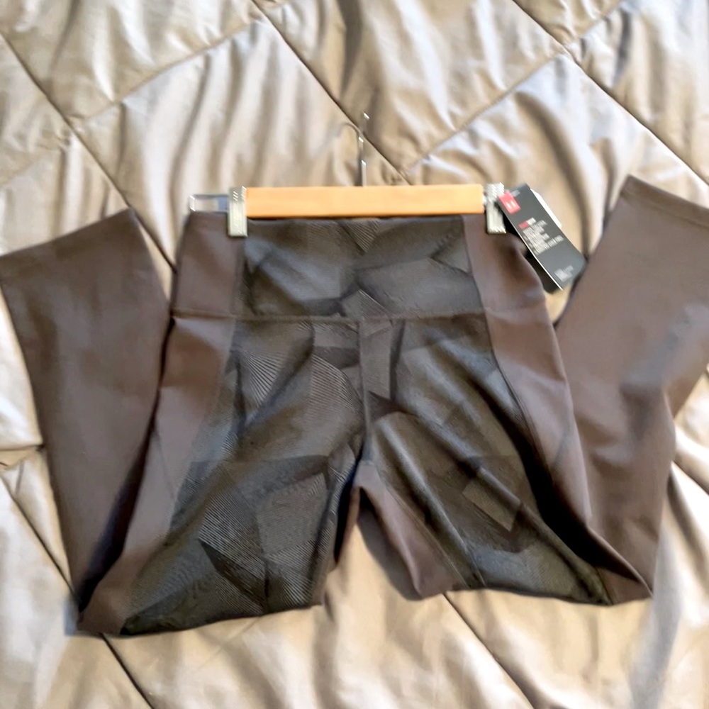 NWT Women’s UA Rush Capris, size Small